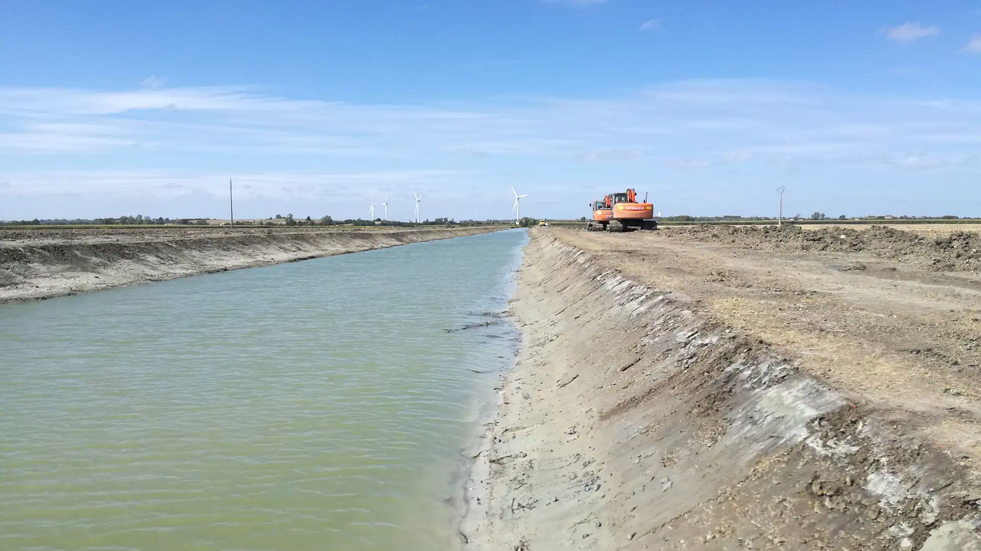 Adoucissement de berges à Champagné les Marais par CEPM, travaux publics