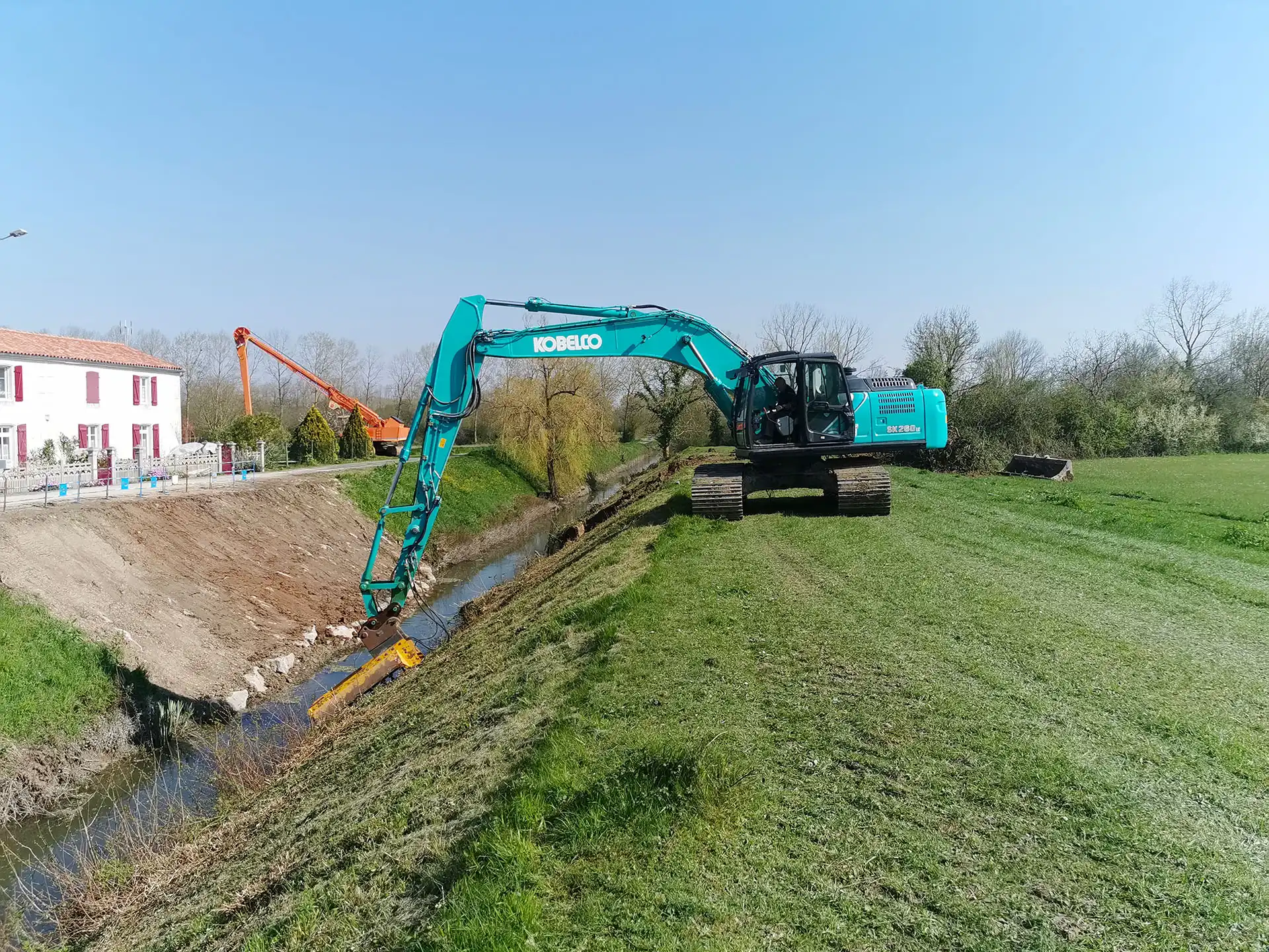 Travaux de broyage de végétaux à Champagné les Marais par CEPM Travaux publics