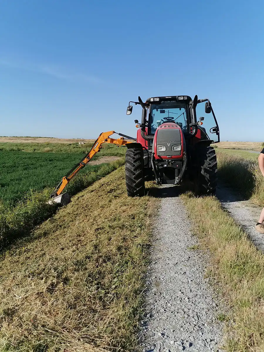 Travaux de broyage de végétaux à Champagné les Marais par CEPM Travaux publics