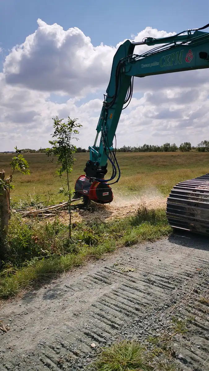 Travaux de broyage de végétaux à Champagné les Marais par CEPM Travaux publics