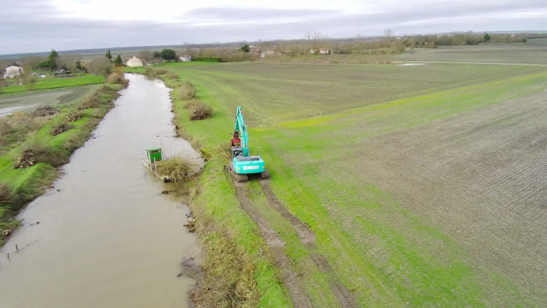 Travaux de broyage de végétaux à Champagné les Marais par CEPM Travaux publics