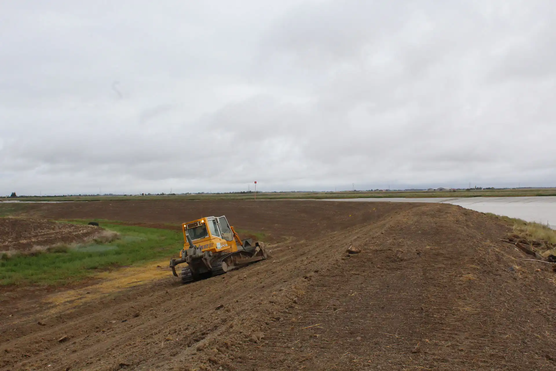 Confortement de digues à Champagné les Marais par CEPM, travaux publics