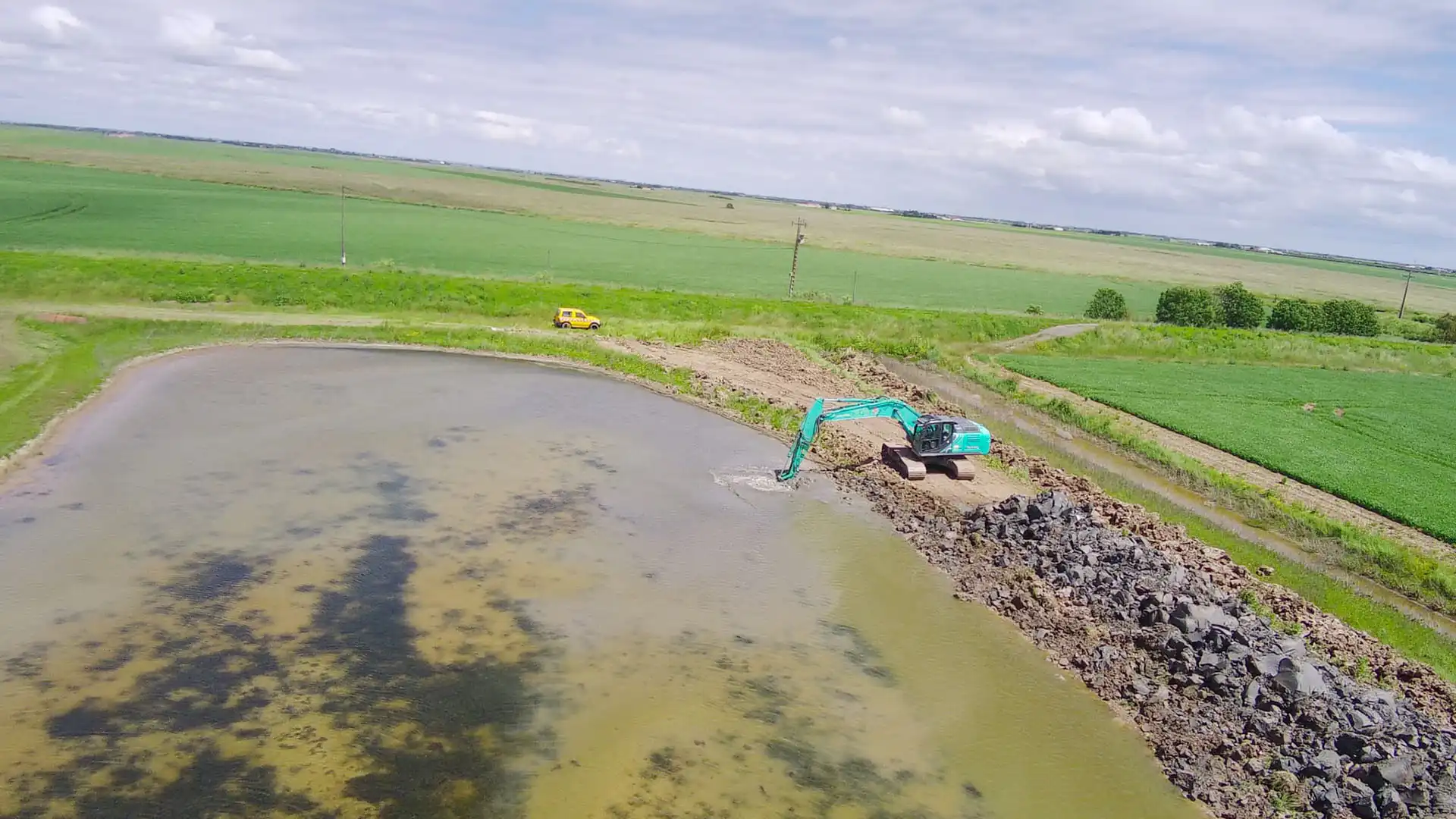 Entretien de bassins et de parcs ostréicoles à Champagné les Marais par CEPM, travaux publics