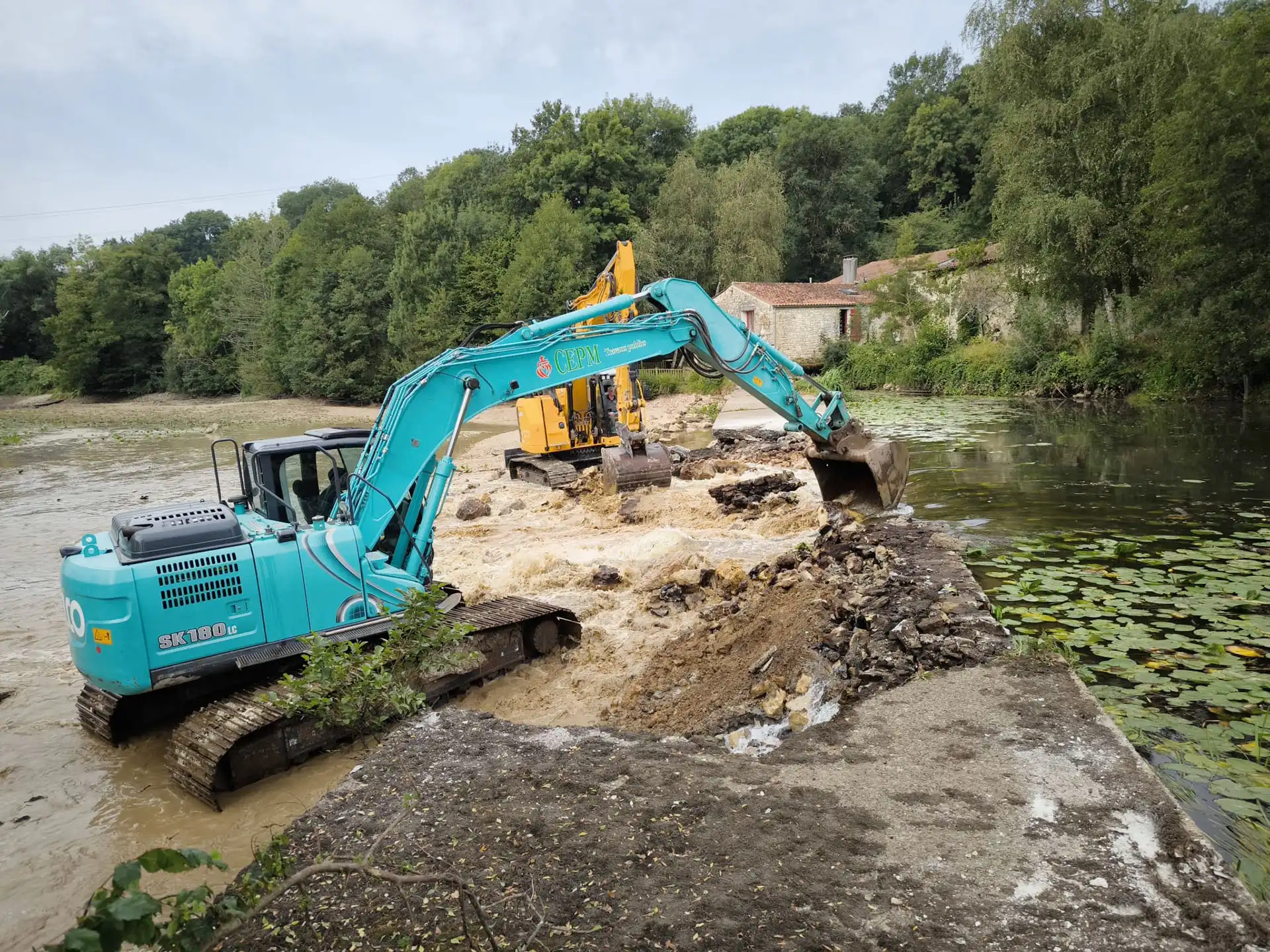 Intervention sur des ouvrages à Champagné les Marais par CEPM, travaux publics