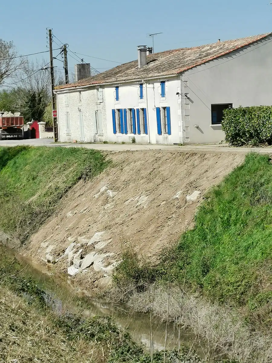 Renforcement de berges à Champagné les Marais par CEPM, travaux publics