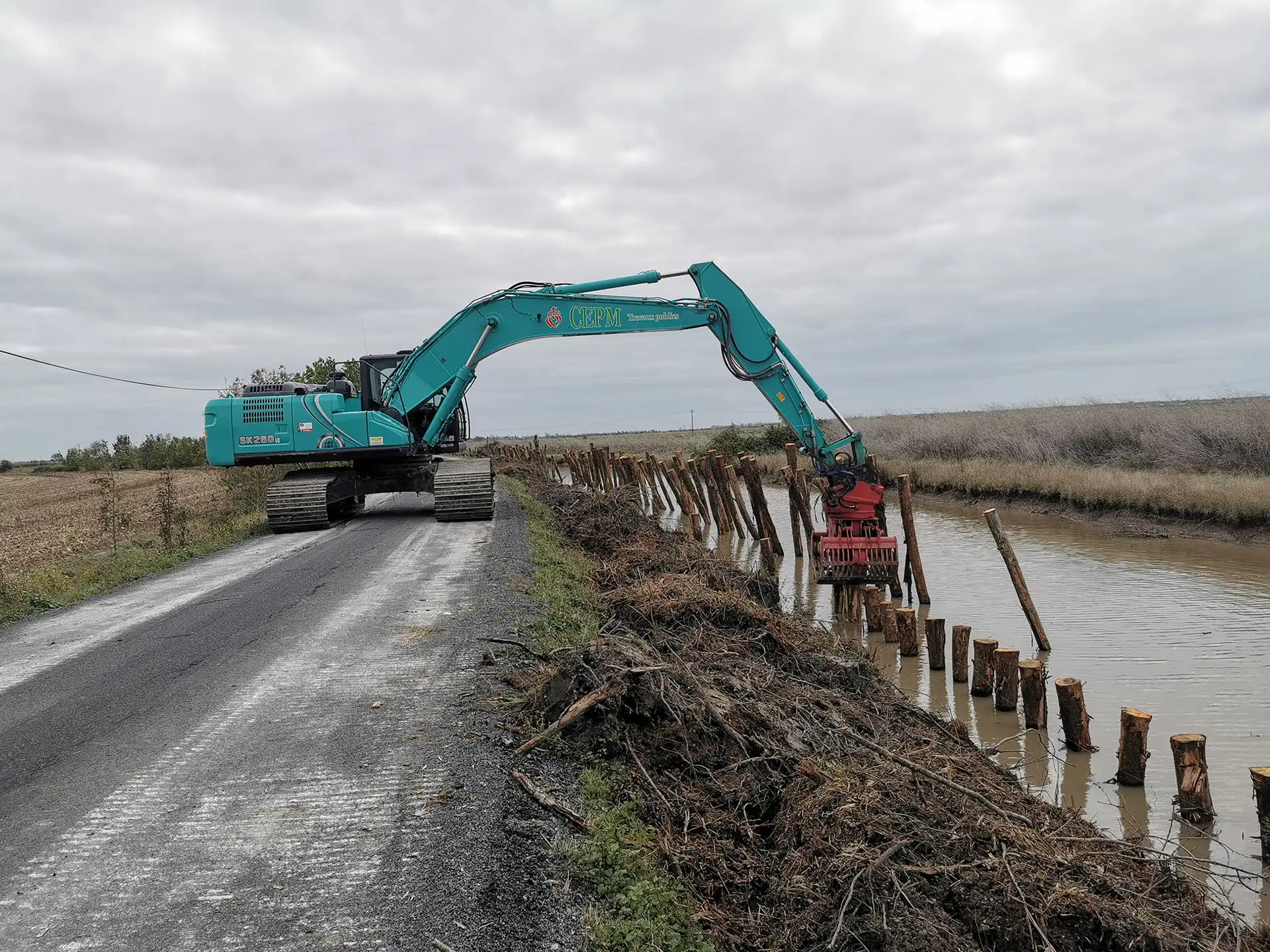 Renforcement de berges à Champagné les Marais par CEPM, travaux publics