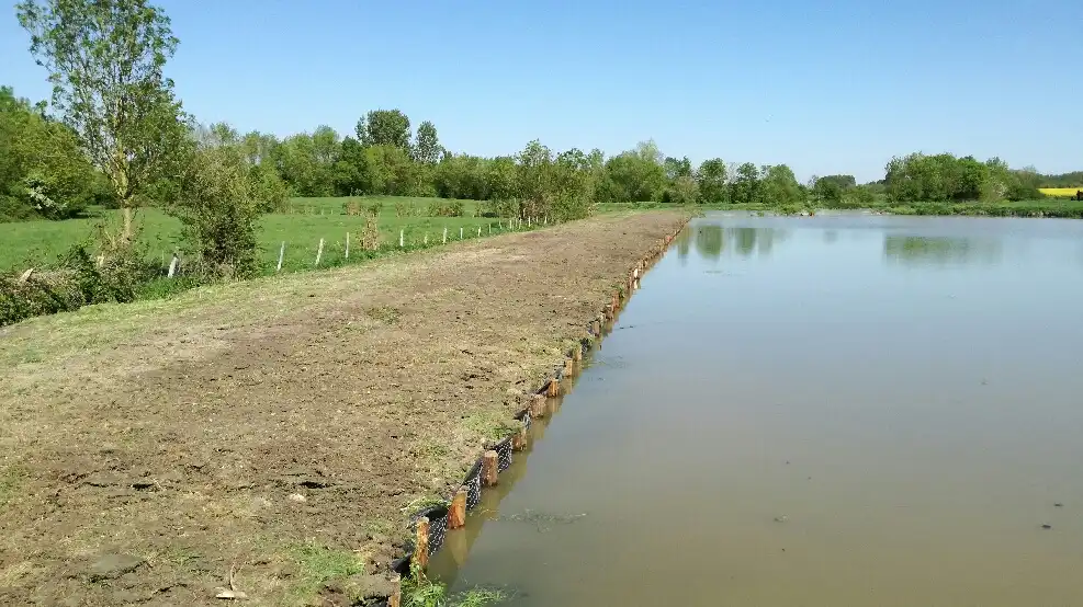 Renforcement de berges à Champagné les Marais par CEPM, travaux publics