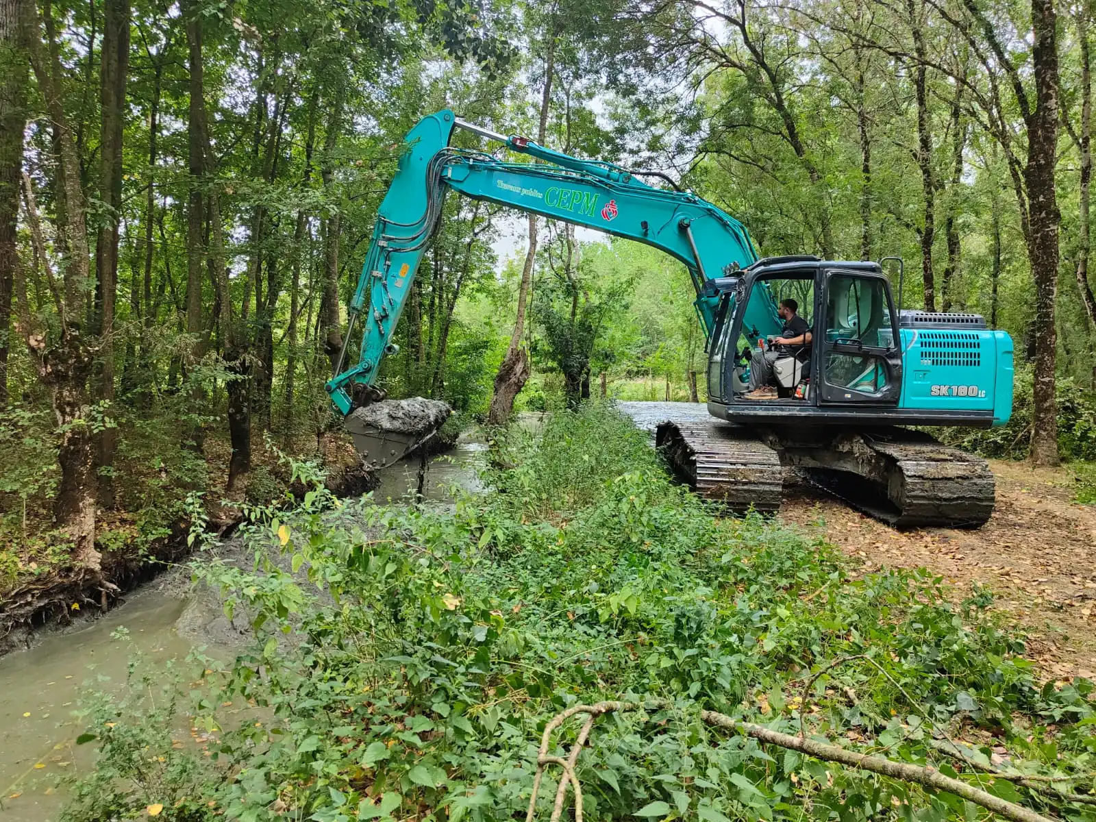 Curage de fossés à Champagné les Marais par CEPM, travaux publics