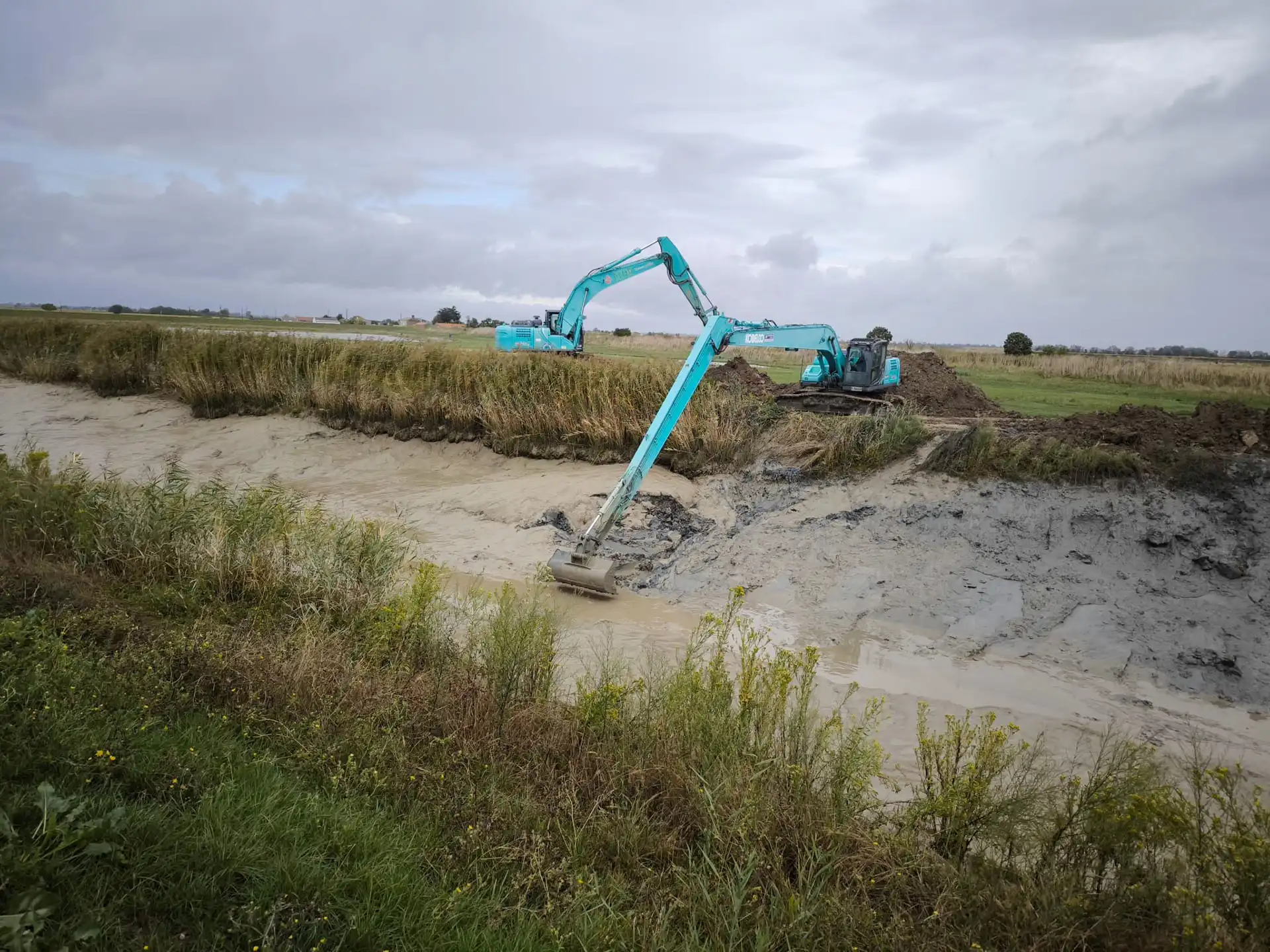 Curage de fossés à Champagné les Marais par CEPM, travaux publics