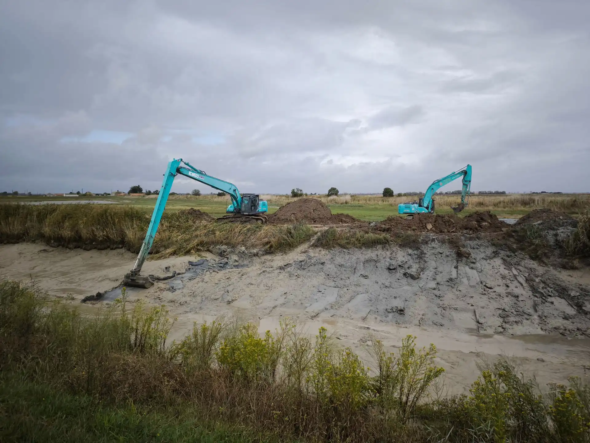 Curage de fossés à Champagné les Marais par CEPM, travaux publics