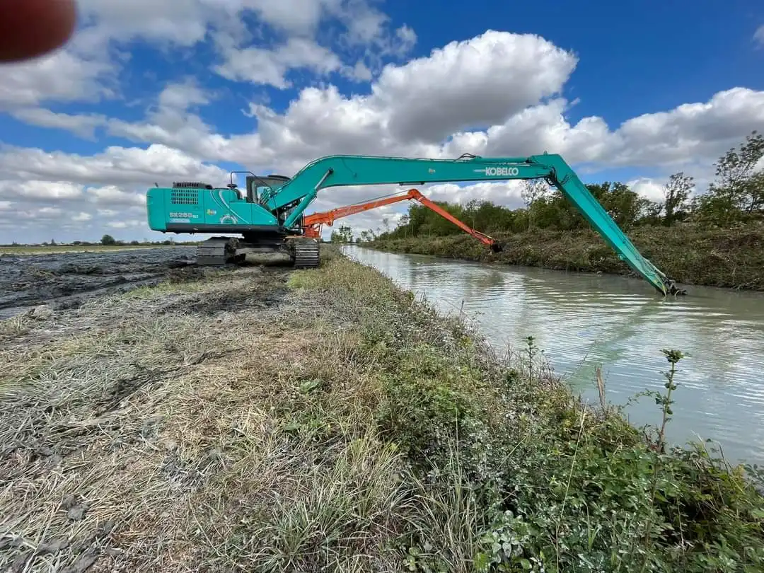 Curage de fossés à Champagné les Marais par CEPM, travaux publics